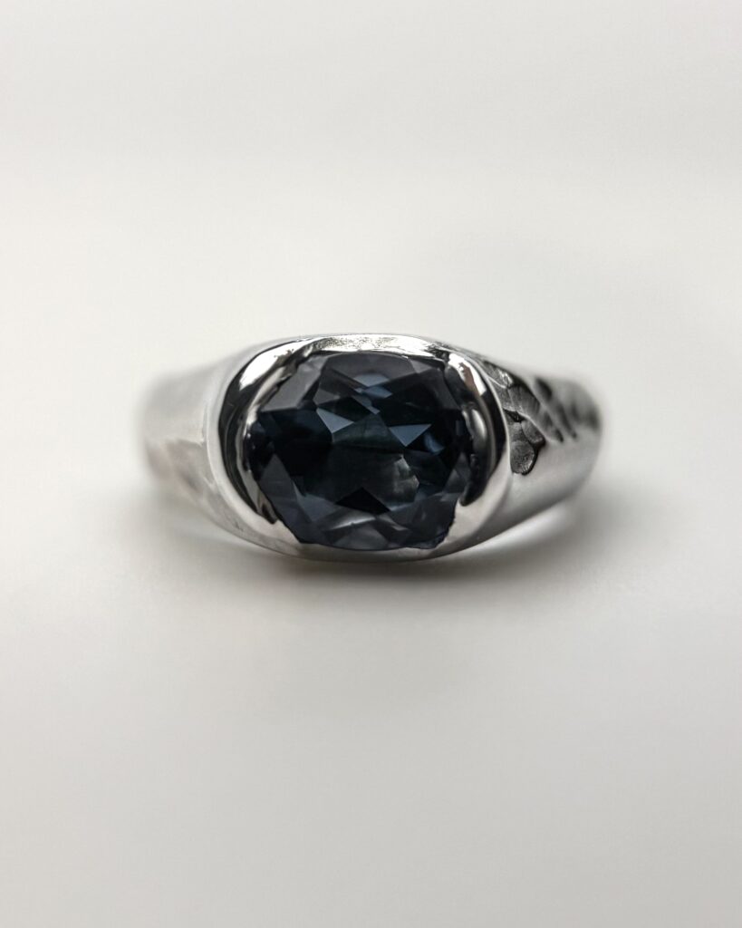 Cрібна каблучка з топазом London Blue