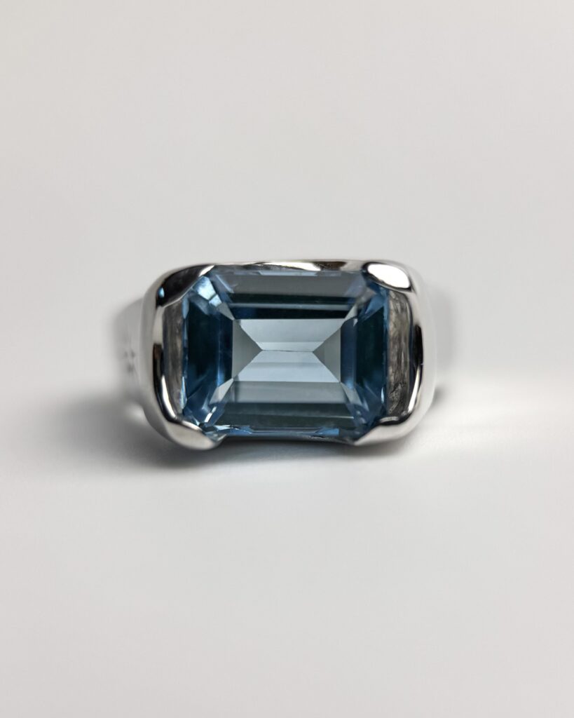 Cрібна каблучка з топазом Sky Blue