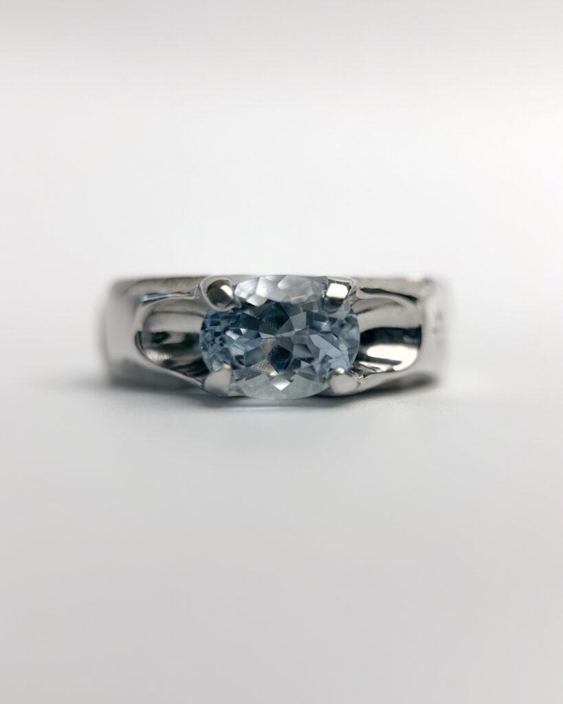 Cрібна каблучка з топазом Sky Blue